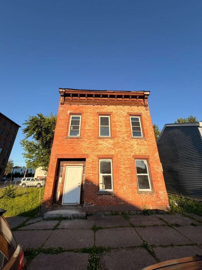 Building Photo - 722 2nd Ave