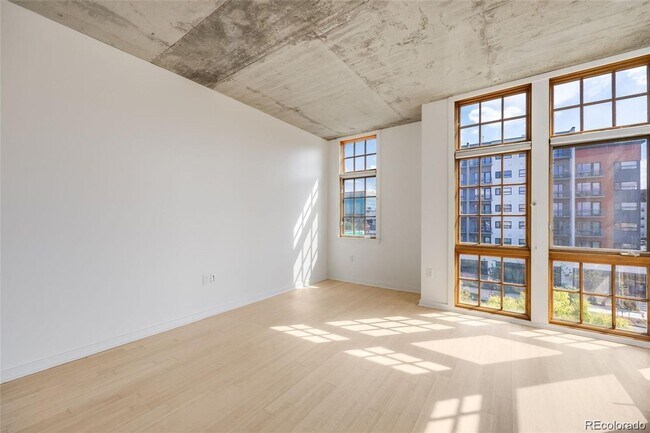 Foto del edificio - 275 S Harrison St