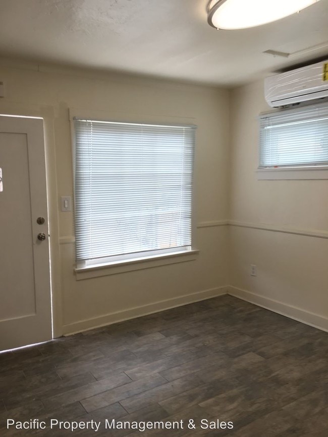 Building Photo - 4026 Iowa St