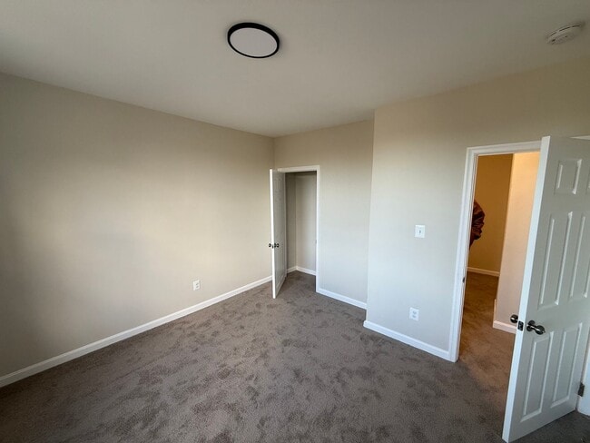 Building Photo - 1 Bedroom apartment with a bonus Den- Available today!