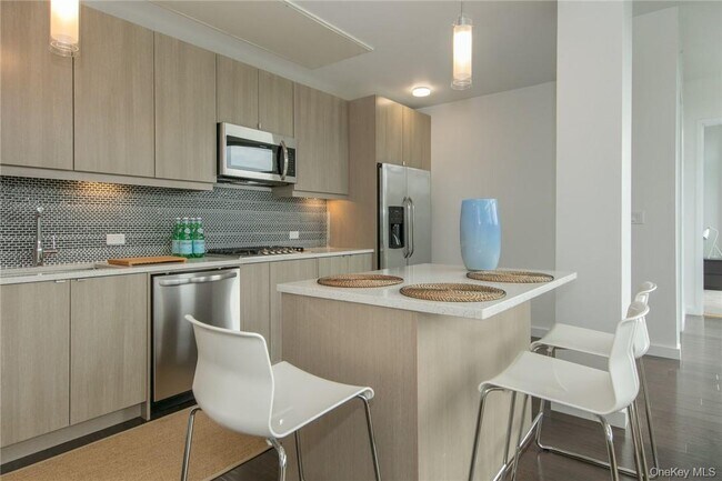 Foto del edificio - 250 Central Park Ave
