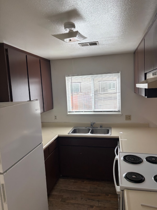 Primary Photo - 1090 W D St
