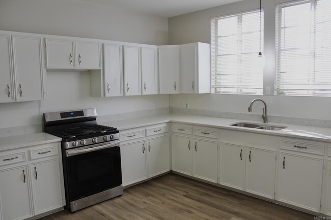 Foto del edificio - 1020 Kavanaugh Blvd