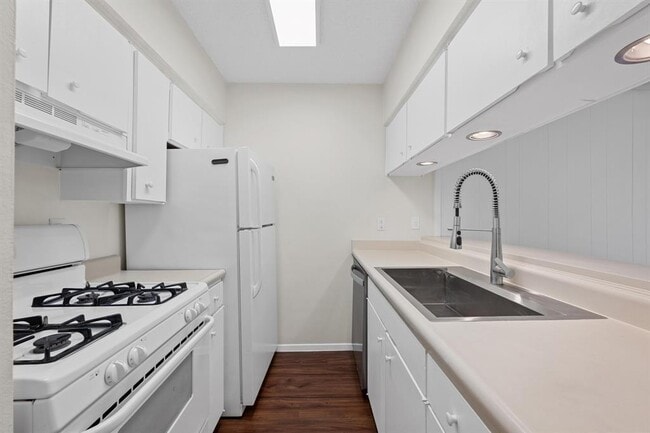 Building Photo - 3431 N Hills Dr