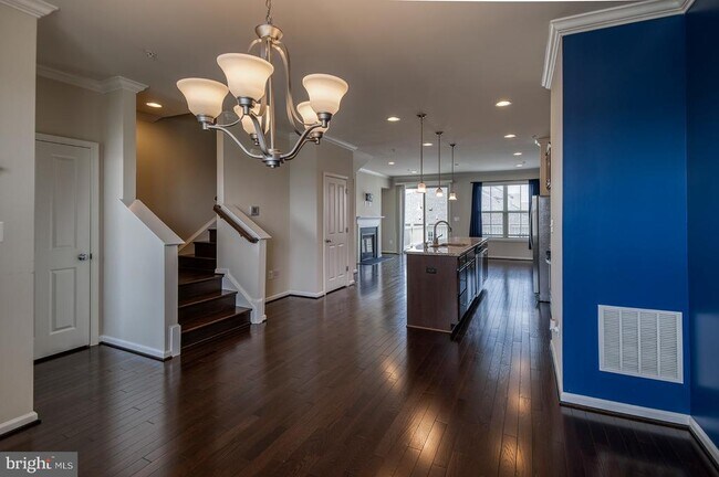 Building Photo - 4376 Shamrock Dr
