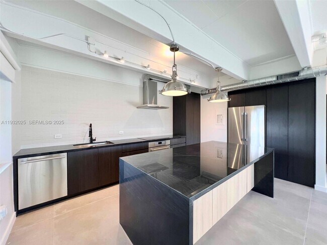 Foto del edificio - 6815 Edgewater Dr