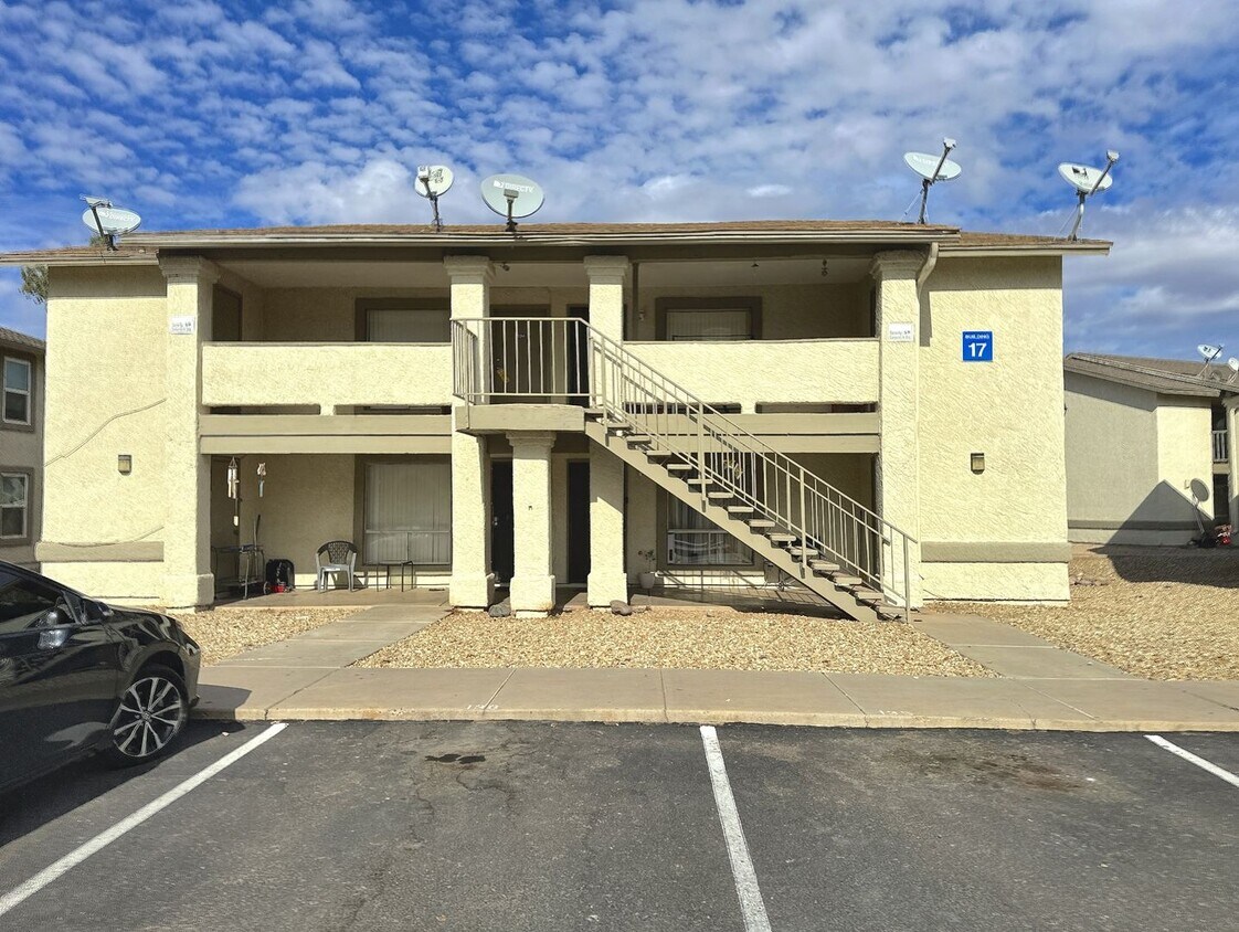 Building Photo - 465 W Ivyglen St