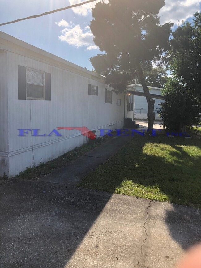 Foto del edificio - **3/1 Manufactured Home in Charlin Parkway area with large fenced yard**