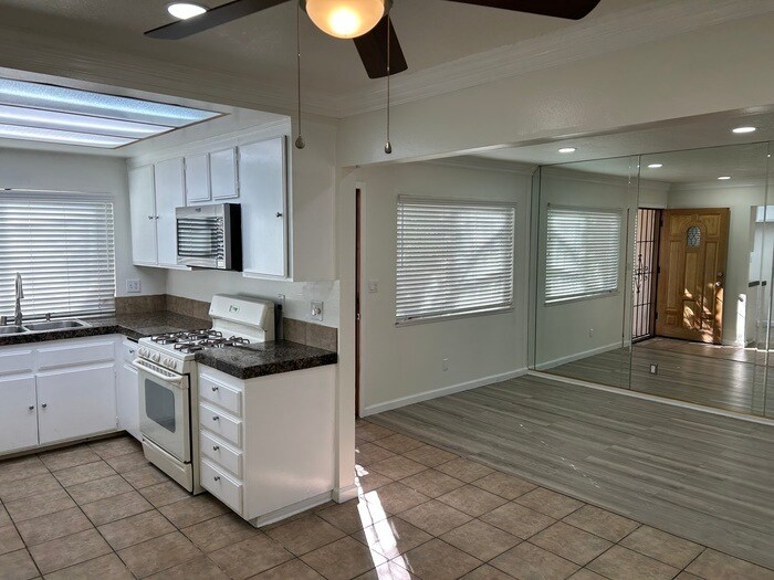 VERY NICE 2BD & 2.5BA CONDO IN PARAMOUNT - VERY NICE 2BD & 2.5BA CONDO IN PARAMOUNT