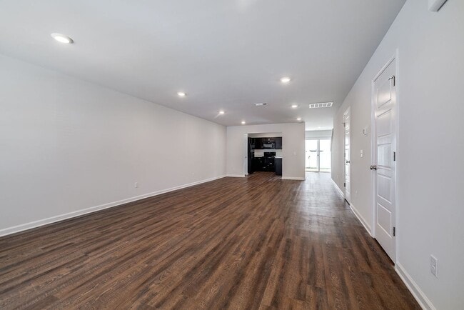 Building Photo - Open-Concept 3BED 2.5 BATH Townhome with Lawn Care Included!