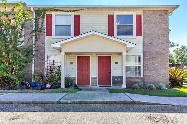 Building Photo - Brick 2 Bed 2.5 Bath END UNIT Townhome in ...