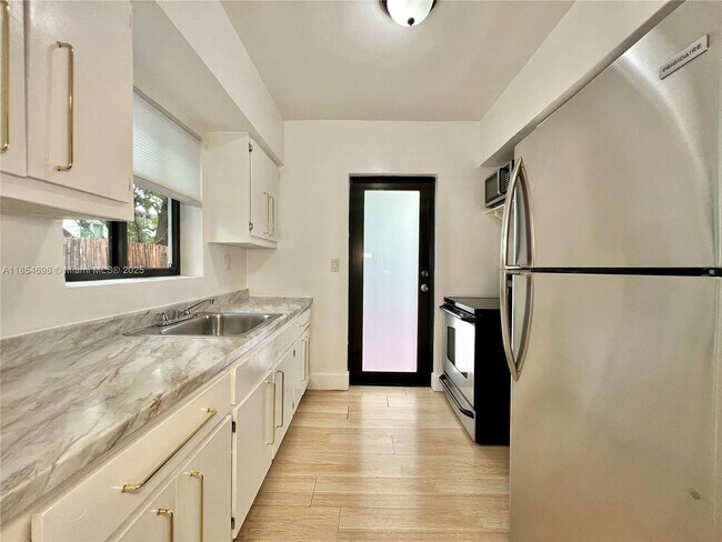 Foto del edificio - 877 80th St