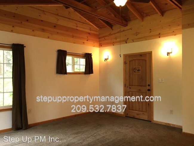 Building Photo - 22533 Golf Club Dr