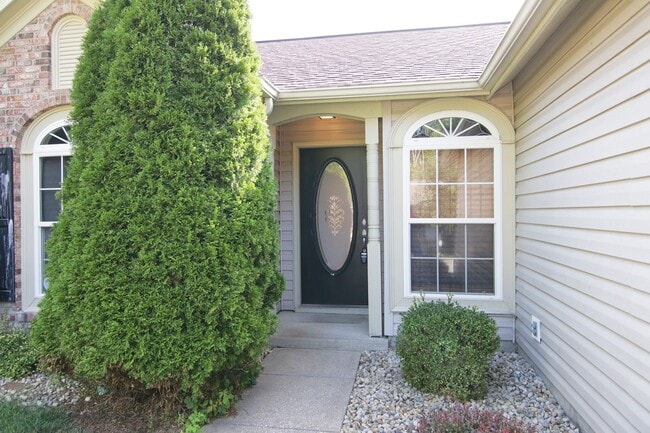 Building Photo - Coming soon!  Effortless Living in Arlingt...