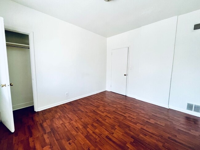 Photo - 307 Woodbine St Apartment