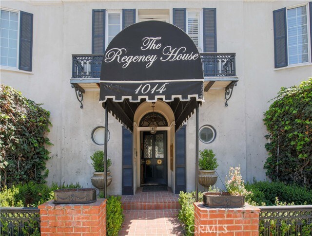 Building Photo - 1014 N Doheny Dr