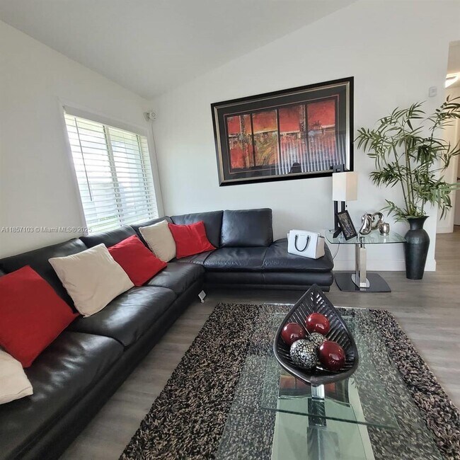 Foto del edificio - 4375 White Pine Ave