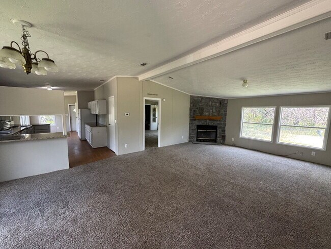 Building Photo - 3-Bed with Granite Kitchen Countertops & C...