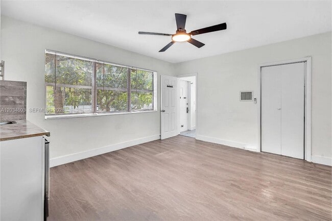 Foto del edificio - 327 NE 55th St
