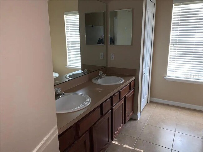Building Photo - 7141 Harmony Square Dr S