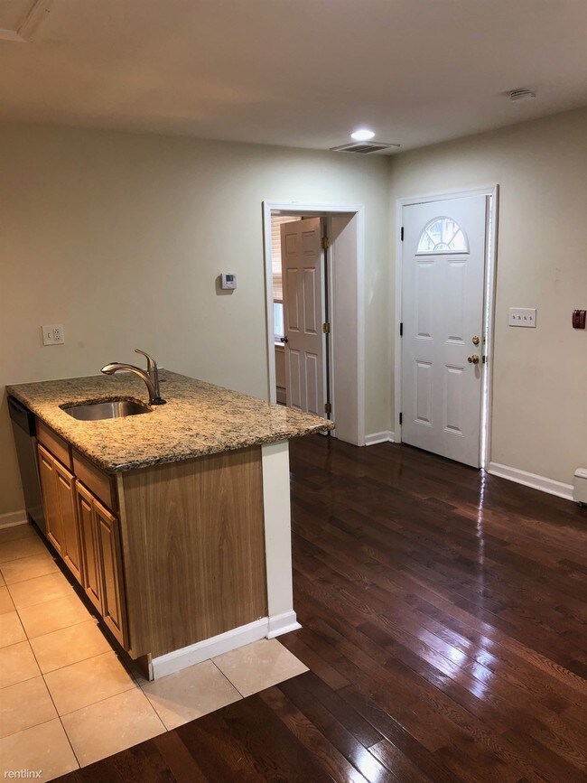 Building Photo - 1 br, 1 bath  - 1126 Spruce St Unit 4.5