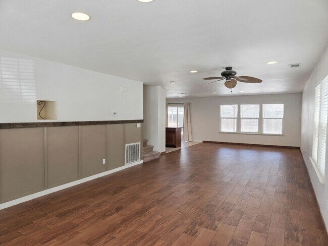 Foto del edificio - Spacious 4-Bedroom Home with Solar, Finished Garage, Large Pantry & Low-Maintenance Backyard in M...