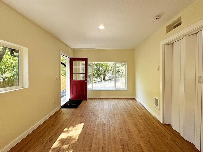 Foto del edificio - 5020 Saratoga St