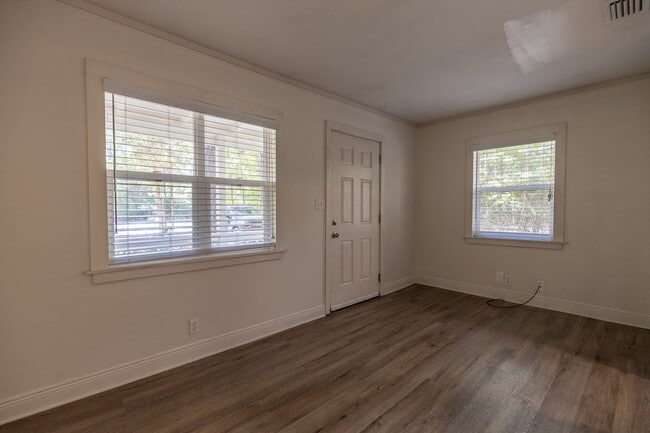 Building Photo - PRICE REDUCTION! SCHEDULE A TOUR TODAY! Be...