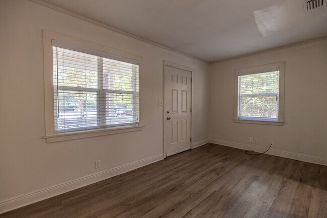 Foto del edificio - PRICE REDUCTION! SCHEDULE A TOUR TODAY! Be...