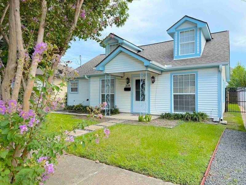 Foto principal - 210 E Woodland St
