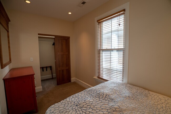 Foto del edificio - 3238 N Hoyne Ave