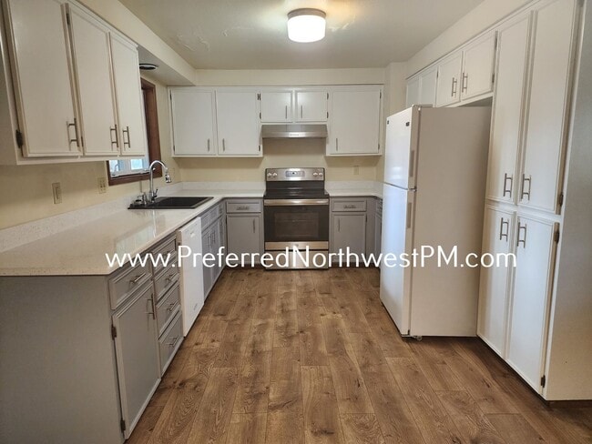 Building Photo - Beautiful 3 Bedroom Home off Garden Way