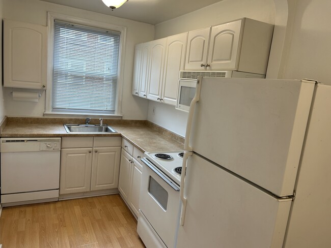 Building Photo - 820 Derwyn Rd