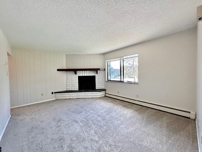 Building Photo - 6455 Yvonne Way