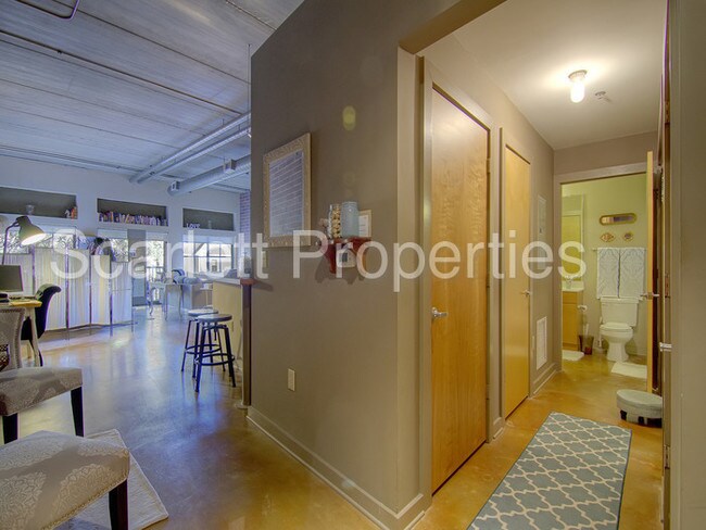 Building Photo - Amazing Industrial Studio at 626 N Graham!
