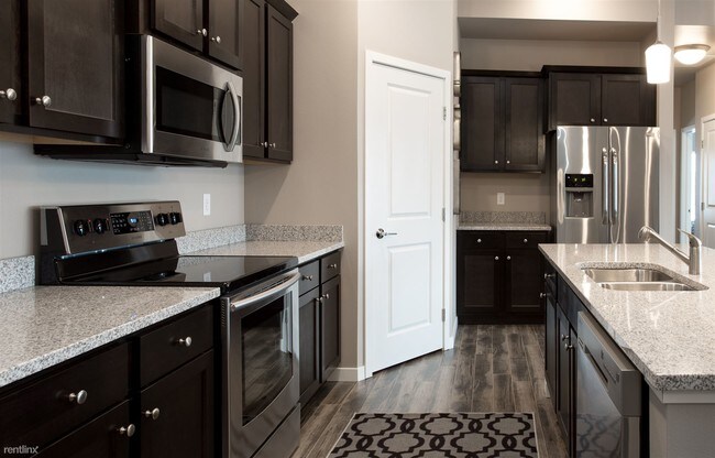 Building Photo - 3 br, 2 bath Townhome - Shadow Crest Townh...
