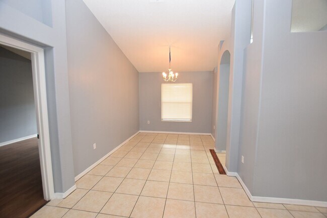 Building Photo - 3 bedroom, 2 bath home with over 1600 sqft...