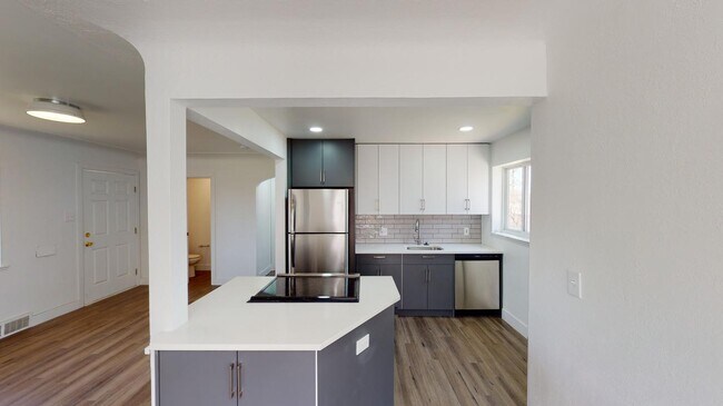 Building Photo - Renovated Park Hill brick home with large ...