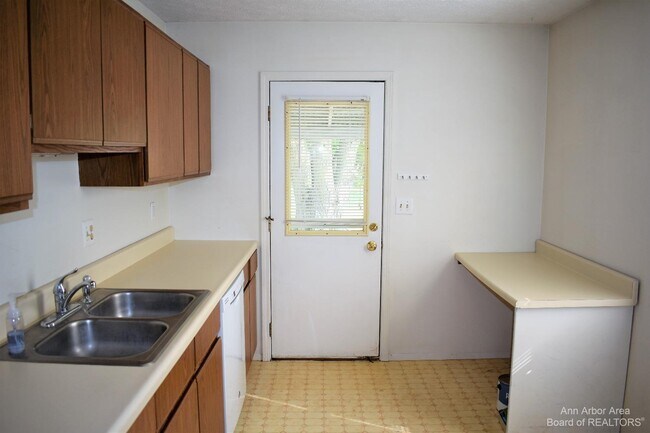 Building Photo - 425 Platt Rd