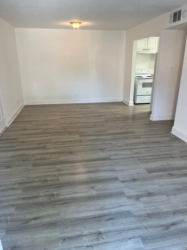 Building Photo - Comfortable 2-Bed, 1-Bath with Central Air...