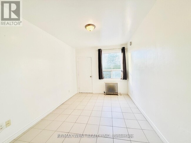 Building Photo - 4L - 672-676 SHEPPARD AVENUE W