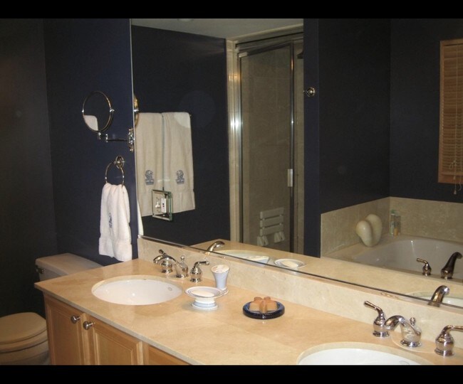 Building Photo - 632 W Briar Pl