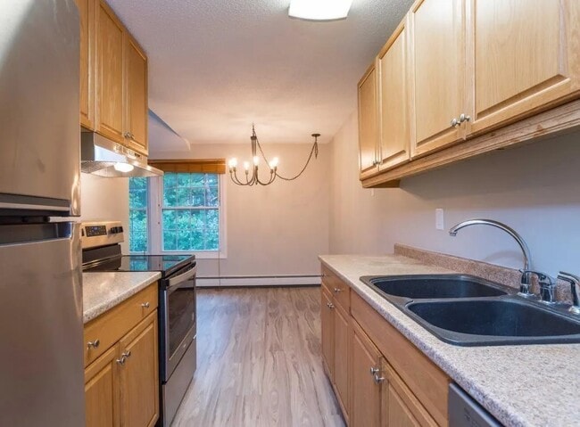 Foto del edificio - 4536 Cedar Lk Rd S