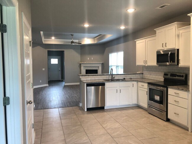 Building Photo - BEAUTIFUL BENTONVILLE HOME - LARGE FENCED IN YARD - GREAT LOCATION