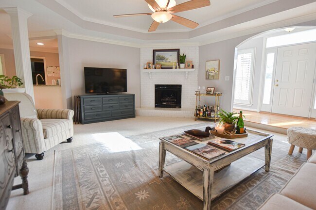 Building Photo - Ranch Home in Sango!