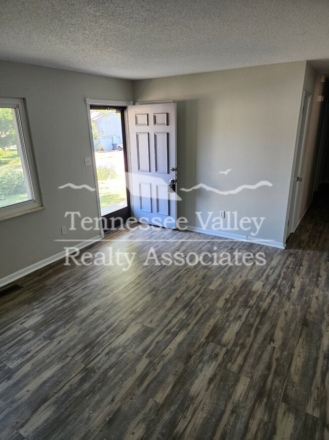 Building Photo - Spacious 3 Bed 1 and 1/2 Bath Knoxville Ho...