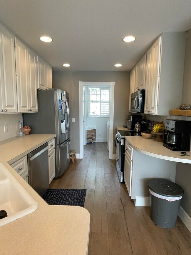 Building Photo - 245 Fortuna Dr