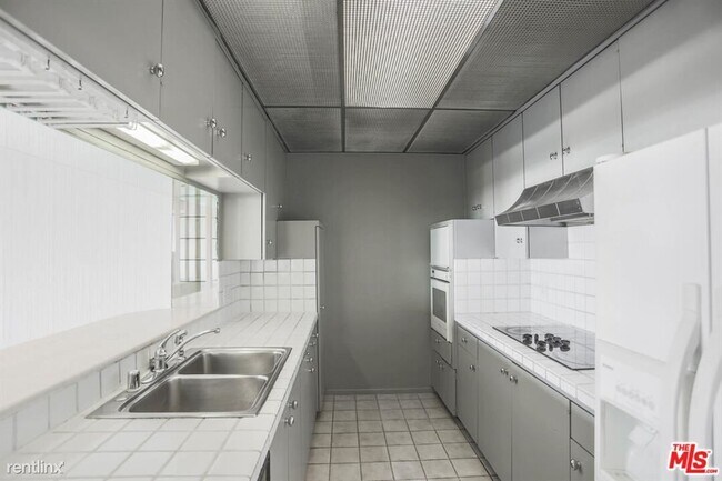 Foto del edificio - 10701 Wilshire Blvd