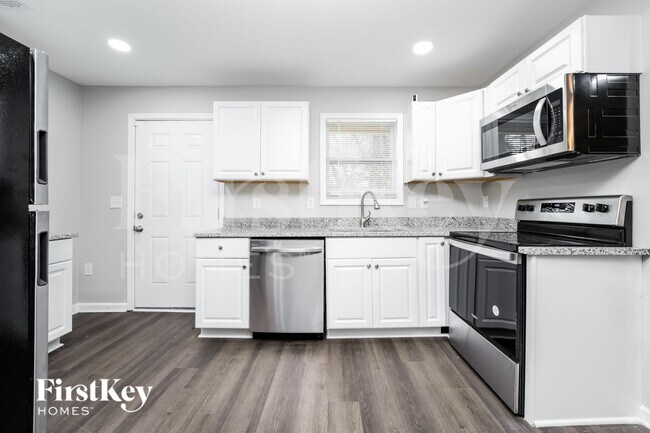 Building Photo - 3425 Pinehill Dr