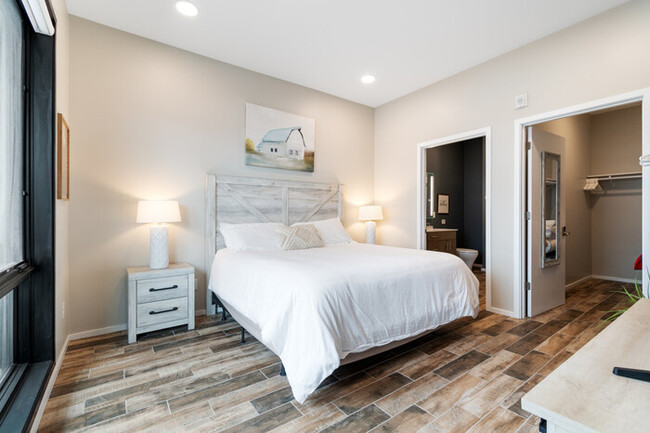 Building Photo - NEW Listing!! Near Gulch, Gym, Pool, Free ...